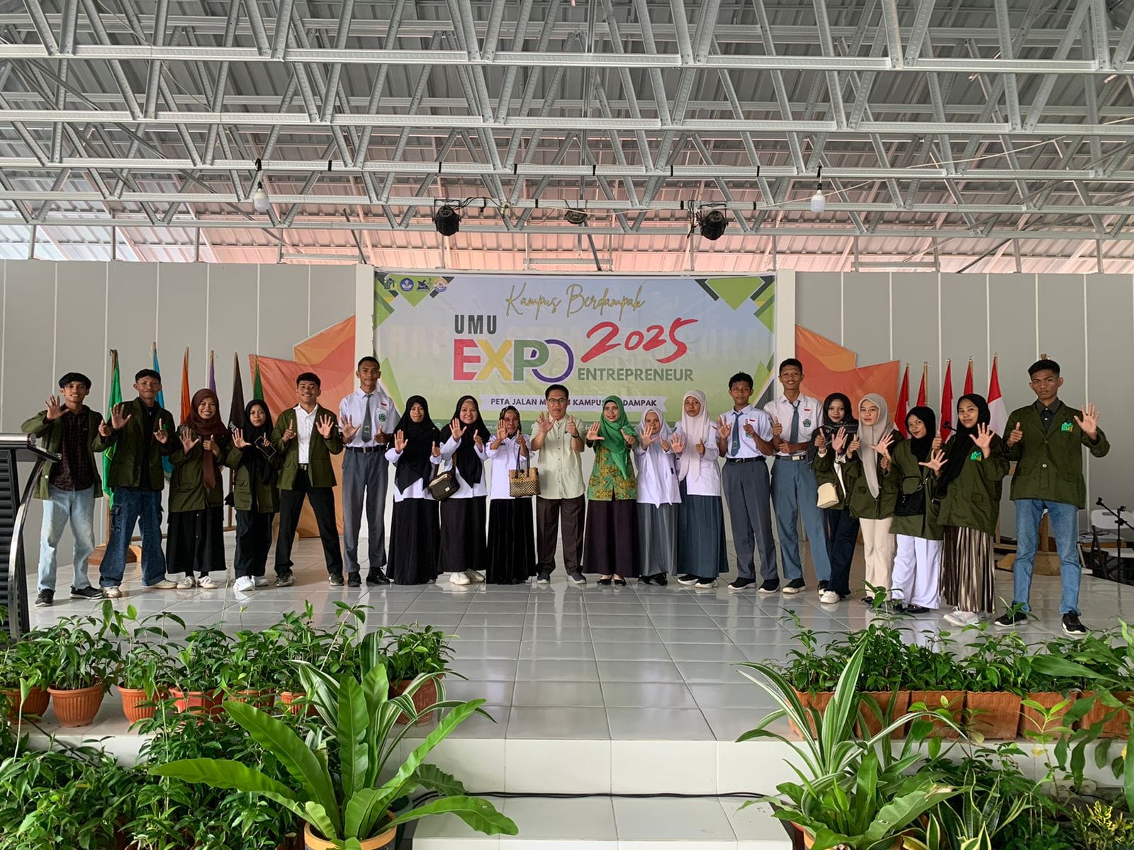 Lomba Esai “Mengapa Saya Layak Mendapatkan Program Beasiswa dari UMU Buton” Tampilkan Suara Autentik Calon Mahasiswa dalam Rangkaian UMU Entrepreneur Expo 2025