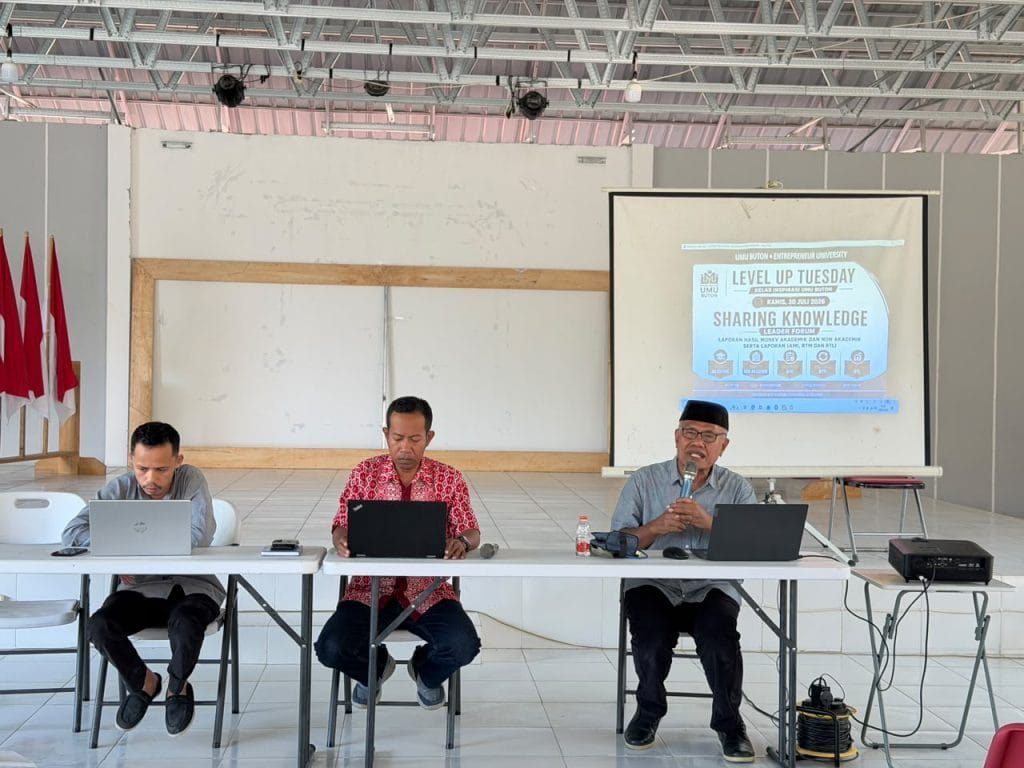 UMU Online, 30 Juli 2026 - Universitas Muslim Buton kembali menyelenggarakan Leader Forum dalam rangkaian program Level Up Thursday sebagai forum akademik untuk memperkuat tata kelola perguruan tinggi dan budaya mutu di lingkungan universitas. Kegiatan yang berlangsung di Ballroom Al-Munawwara ini  dibuka oleh Rektor Universitas Muslim Buton, Dr. La Ode Rasmin, S.Pd., M.Pd., serta dihadiri langsung oleh Ketua Yayasan Indonesia Kepulauan Buton, jajaran wakil rektor, kepala biro, kepala lembaga, dekan, ketua program studi, dosen, dan tenaga kependidikan.