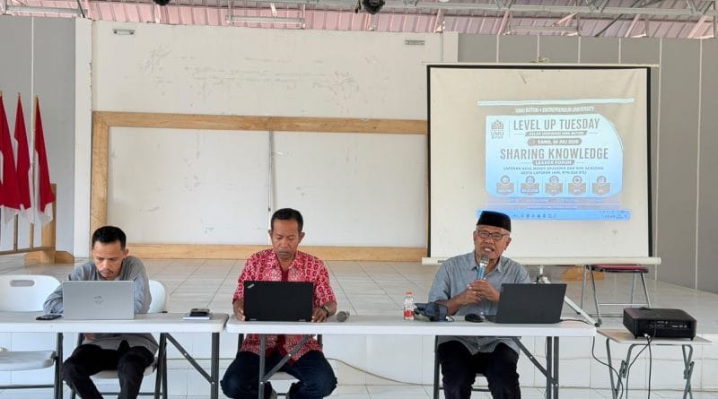UMU Online, 30 Juli 2026 - Universitas Muslim Buton kembali menyelenggarakan Leader Forum dalam rangkaian program Level Up Thursday sebagai forum akademik untuk memperkuat tata kelola perguruan tinggi dan budaya mutu di lingkungan universitas. Kegiatan yang berlangsung di Ballroom Al-Munawwara ini  dibuka oleh Rektor Universitas Muslim Buton, Dr. La Ode Rasmin, S.Pd., M.Pd., serta dihadiri langsung oleh Ketua Yayasan Indonesia Kepulauan Buton, jajaran wakil rektor, kepala biro, kepala lembaga, dekan, ketua program studi, dosen, dan tenaga kependidikan.