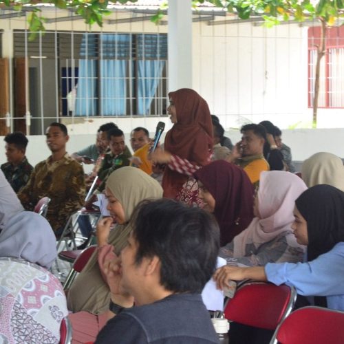 English Tutorial Program: Dosen UMU Buton Mengasah Keterampilan Menyimak dan Note-Taking