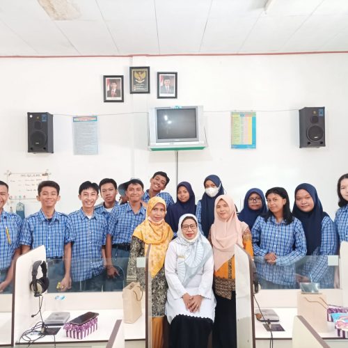 Dosen Program Studi Pendidikan Bahasa inggris laksanakan Pengabdian di SMA Negeri 1 Baubau