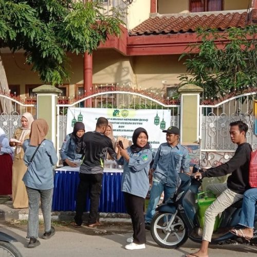 Mahasiswa Kandidat Sarjana Mengabdi (KSM) UMU Buton Tahun 2024 Menyelenggarakan Program “Berbagi Takjil” di Bulan Puasa