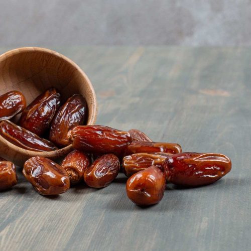 Sumber Foto: https://idn.freepik.com/foto-gratis/kurma-manis-keluar-dari-mangkuk-kayu-di-atas-permukaan-marmer_16538627.htm