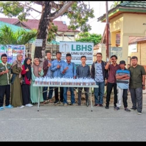 Civitas Akademik UMU Buton Berbagi Berkah Takjil Menjelang Akhir Bulan Ramadan 1445 Hijriyah